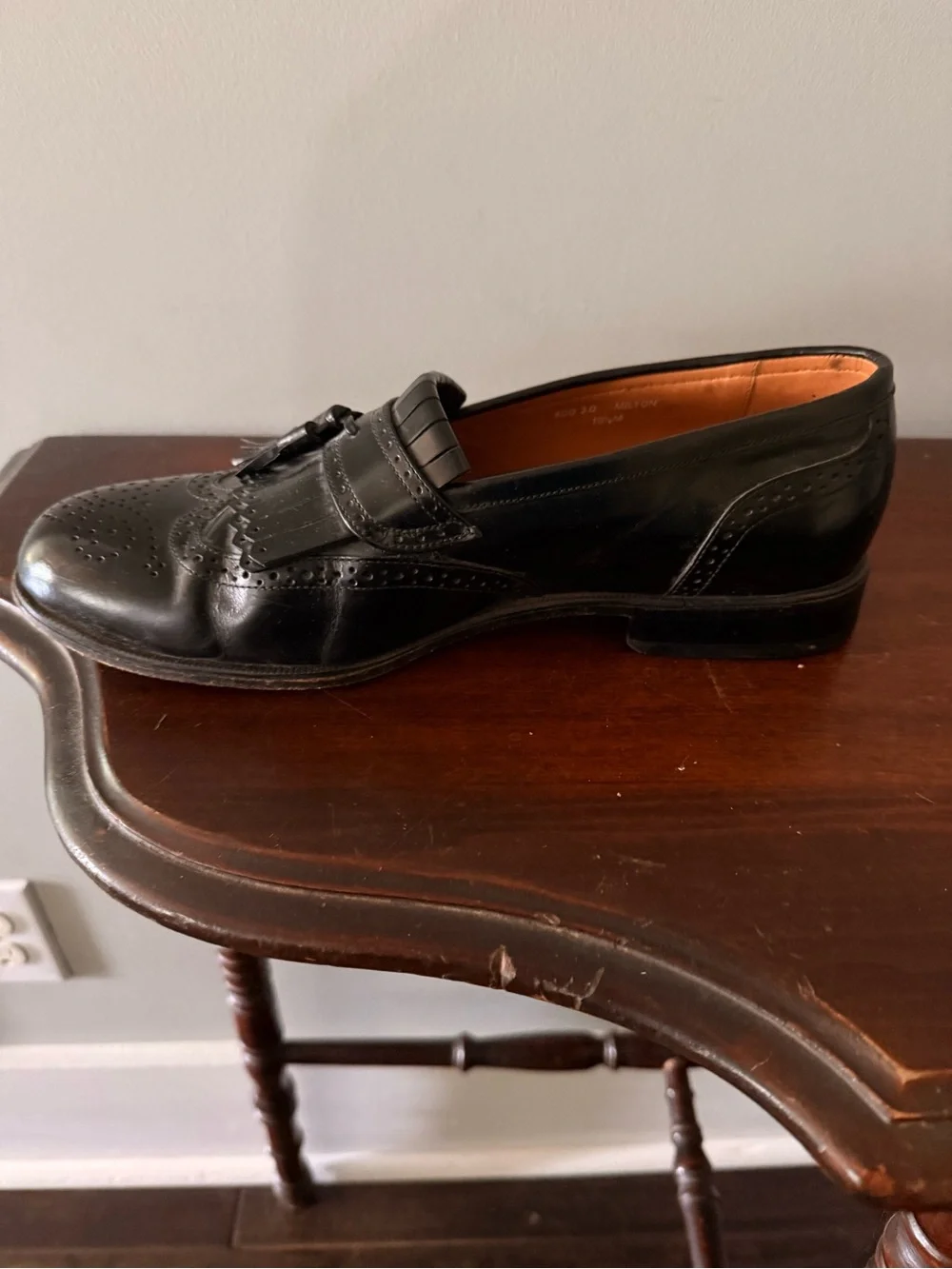 Vintage Y2K French Shriner men’s black slip on loafers with tassels. Size 10 1/2